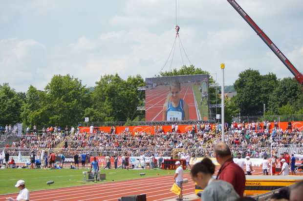 Startläuferin Chiara Schuster auf der Stadionleinwand DSC00657