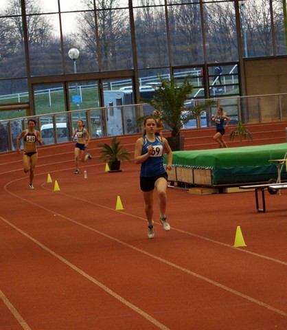 Judith Genck kurz vor der 400m Zwischenmarke. Auf Position 5 läuft Chiara Schuster DSC01094