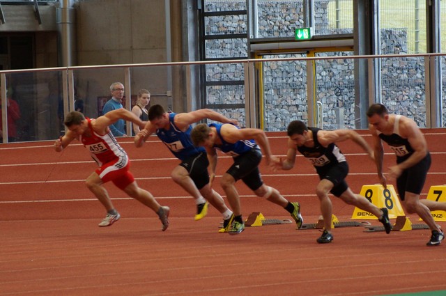 Mit Startnummer 77 Jonathan Genck im 60m Zwischenlauf der Männer DSC011064